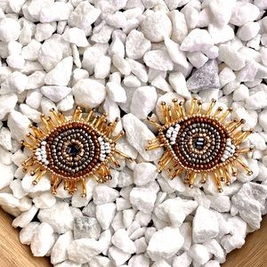 Eye stud earrings